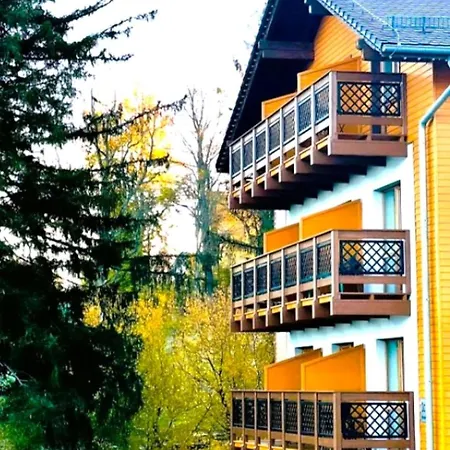 Yellow Garden Apartment *